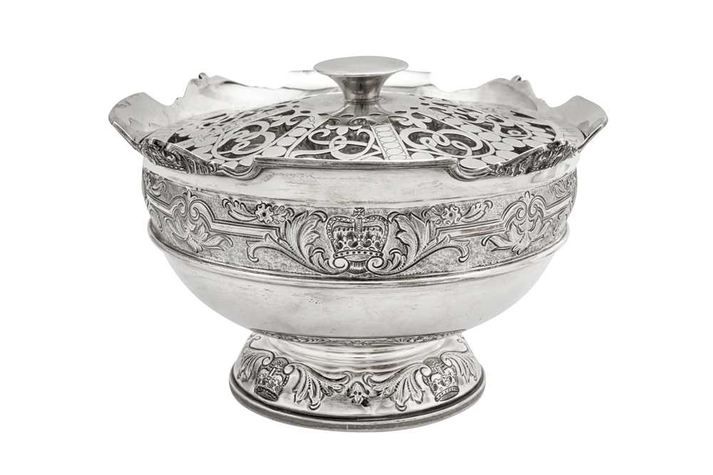 Lot 557 - An Elizabeth II sterling silver commemorative rose bowl, Sheffield 1977 by Cooper Brothers