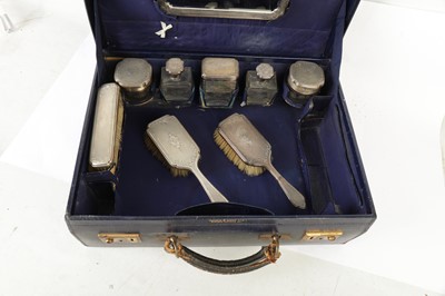 Lot 28 - A GEORGE V MAPPIN & WEBB TRAVELLING VANITY CASE