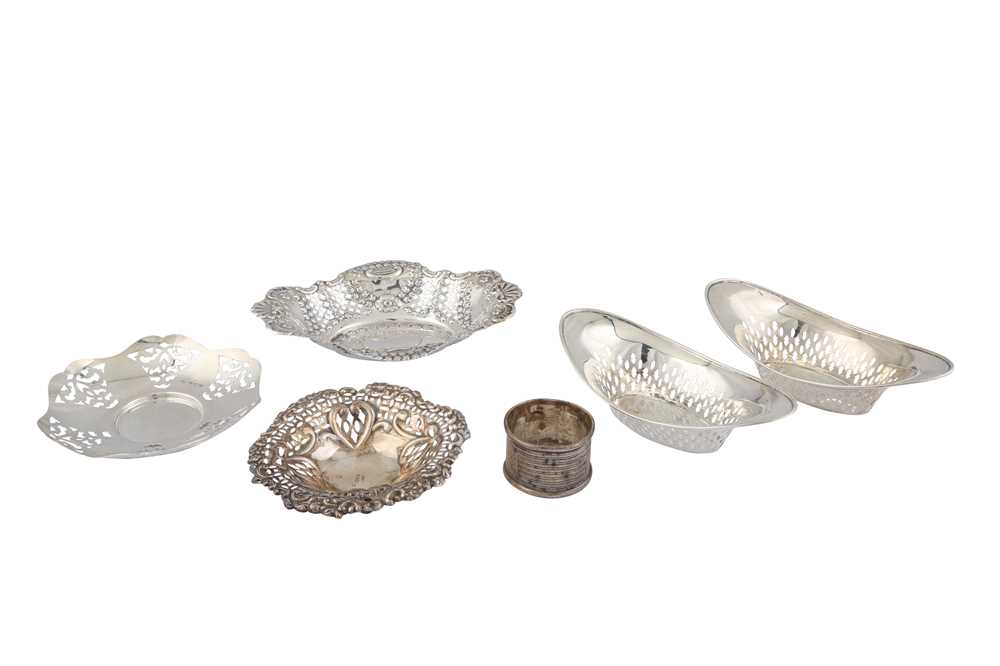 Lot 317 - A MIXED GROUP OF VICTORIAN STERLING SILVER NUT DISHES