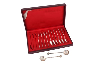 Lot 277 - A CASED SET OF MODERN CHINESE EXPORT SILVER SPOONS