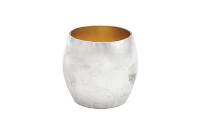 Lot 520 - An Elizabeth II contemporary sterling silver tumbler or beaker, London 1998 by Walter Anthony Leonard Vernon