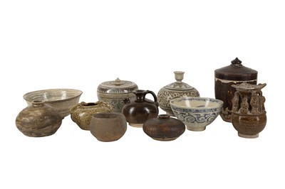 Lot 572 - A GROUP OF SOUTH-EAST ASIAN CERAMICS.