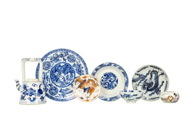 Lot 580 - A SMALL GROUP OF CHINESE PORCELAIN.