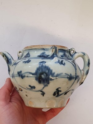 Lot 577 - A SMALL COLLECTION OF CHINESE BLUE AND WHITE PORCELAIN.