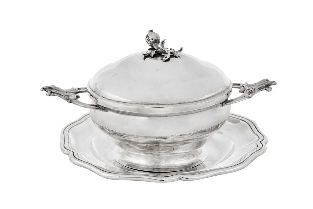 Lot 447 - A late 18th century German silver écuelle and cover, Augsburg 1775-1777 by Christianus Drentwett II (1729-1801, master 1754)