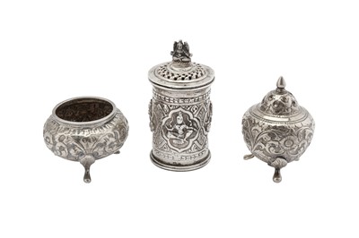 Lot 220 - A MIXED GROUP INCLUDING AN ANGLO - INDIAN UNMARKED SILVER PEPPER POT, MADRAS CIRCA 1900