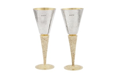 Lot 534 - A pair of Elizabeth II modernist sterling silver parcel gilt goblets or champagne flutes, London 1968 by Stuart Devlin (1931-2018)