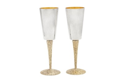 Lot 535 - A pair of Elizabeth II modernist sterling silver parcel gilt goblets or champagne flutes, London 1971 by Stuart Devlin (1931-2018)