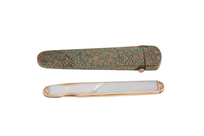 Lot 66 - A cased George III unmarked gold mounted and bladed mother of pearl fruit knife, circa 1760