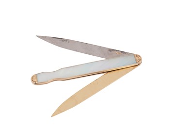 Lot 66 - A cased George III unmarked gold mounted and bladed mother of pearl fruit knife, circa 1760