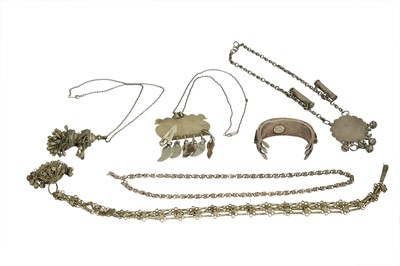 Lot 1076 - A QUANTITY OF JEWELLERY AND ACCESSORIES INCLUDING SILVER AND WHITE METAL NECKLACES AND A CARNELIAN-ENCRUSTED TURKMEN BANGLE