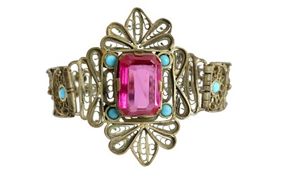 Lot 1077 - A LOW-GRADE SILVER FILIGREE BRACELET SET WITH A LARGE EMERALD-CUT SYNTHETIC RUBY