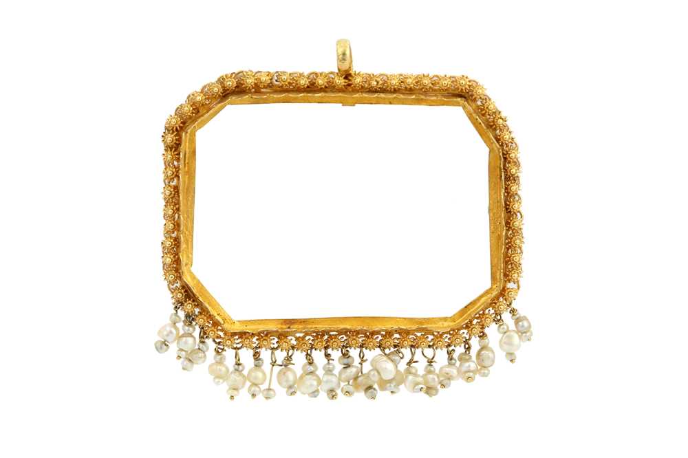 Lot 168 - A GOLDEN PENDANT SETTING  WITH A FRINGE OF SEED PEARLS