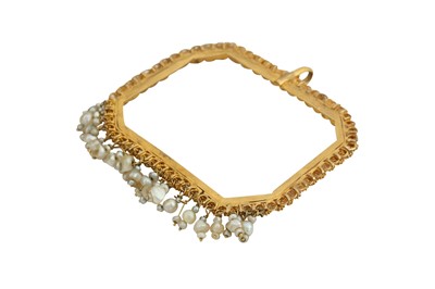 Lot 168 - A GOLDEN PENDANT SETTING  WITH A FRINGE OF SEED PEARLS