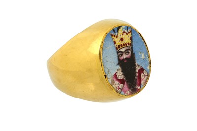 Lot 116 - A GOLD RING WITH A POLYCHROME-PAINTED ENAMEL PORTRAIT OF FATH 'ALI SHAH (R.1797 - 1834)
