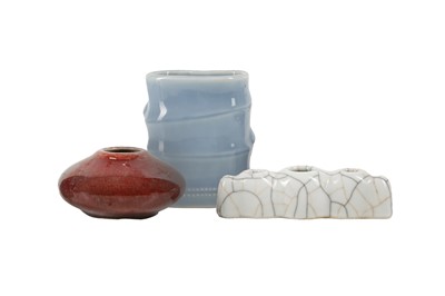Lot 131 - A CHINESE CLAIRE-DE-LUNE BRUSH POT, A COPPER-RED WASHER AND A CRACKLE-GLAZED WASHER.
