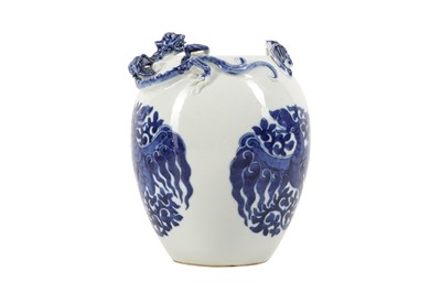 Lot 732 - A CHINESE BLUE AND WHITE 'DRAGON AND PHOENIX' JAR.