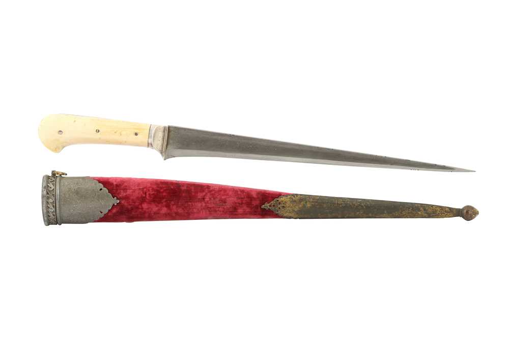 Lot 416 - λ AN IVORY-HILTED DAGGER (PESH KABZ) WITH SHEATH