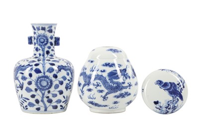 Lot 838 - THREE CHINESE BLUE AND WHITE PIECES.