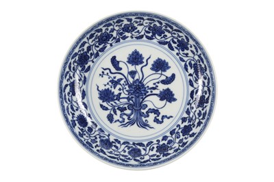 Lot 734 - A CHINESE BLUE AND WHITE 'LOTUS BUQUET' DISH.