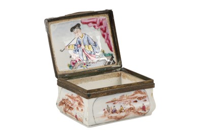 Lot 119 - A CHINESE PORCELAIN SNUFF BOX.
