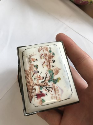 Lot 119 - A CHINESE PORCELAIN SNUFF BOX.
