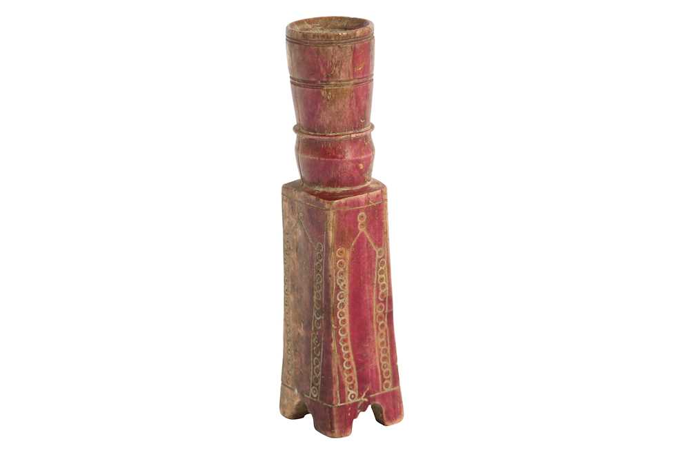 Lot 303 - A CARVED BONE NASRID ROOK CHESS PIECE