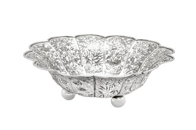 Lot 251 - A late 19th / early 20th century Chinese Export silver bowl, Canton circa 1900 retailed by Luen Wo