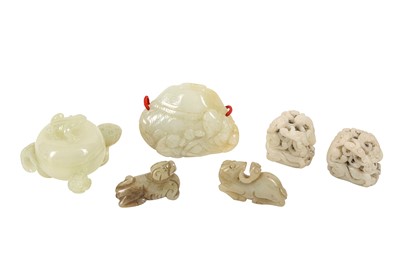 Lot 508 - A COLLECTION OF CHINESE JADE CARVINGS.