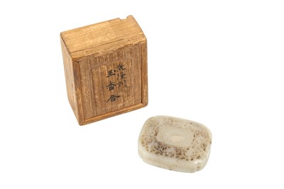 Lot 306 - A CHINESE PALE CELADON JADE RECTANGULAR INCENSE BOX AND COVER.