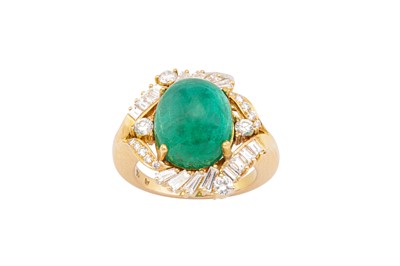 Lot 113 - An emerald and diamond cluster ring