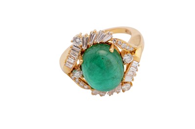 Lot 113 - An emerald and diamond cluster ring