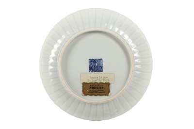 Lot 873 - A CHINESE BLUE AND WHITE 'CHRYSANTHEMUM' DISH.