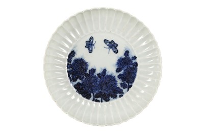 Lot 873 - A CHINESE BLUE AND WHITE 'CHRYSANTHEMUM' DISH.