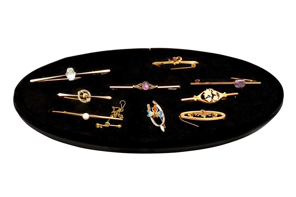 Lot 34 - A COLLECTION OF BROOCHES