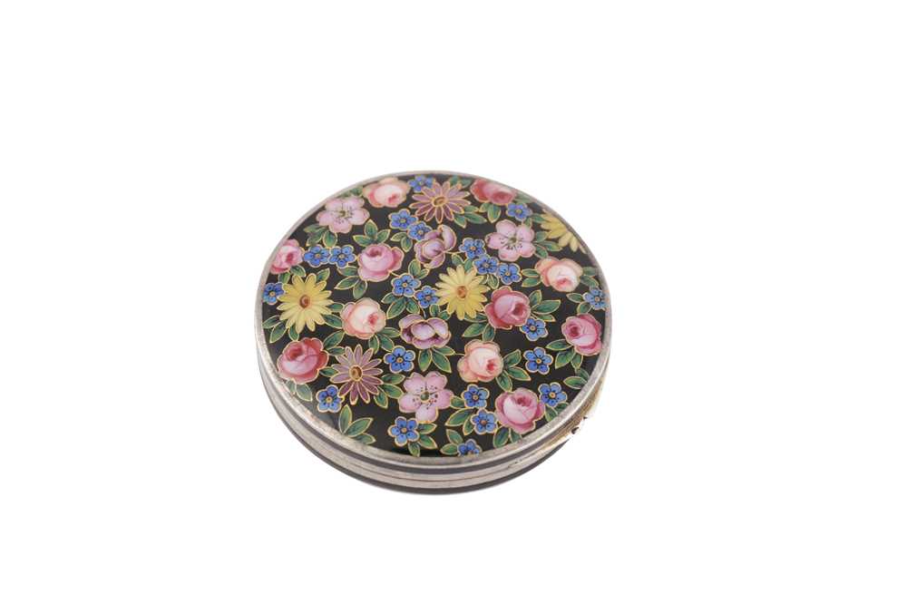 Lot 39 - A 20TH CENTURY GERMAN 935 SILVER AND ENAMEL COMPACT