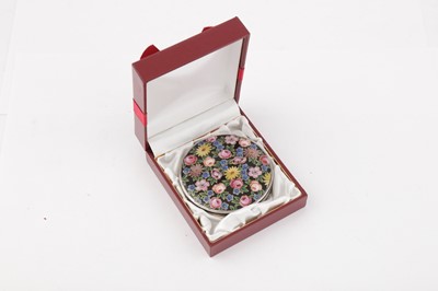 Lot 39 - A 20TH CENTURY GERMAN 935 SILVER AND ENAMEL COMPACT