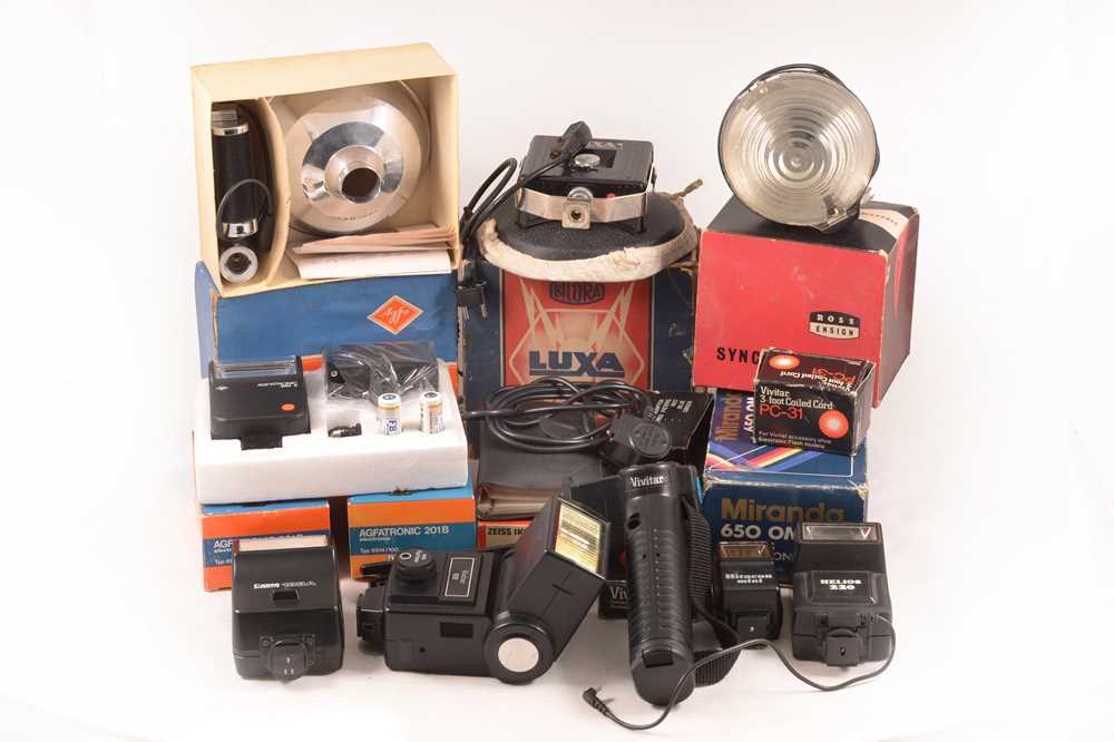 Lot 337 - A Good Vivitar 283 & Other Flash Units & Bulbs etc.