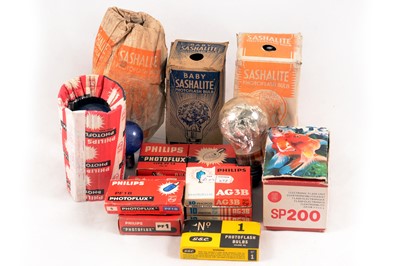 Lot 337 - A Good Vivitar 283 & Other Flash Units & Bulbs etc.