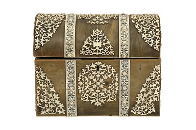 Lot 444 - λ AN ENGRAVED IVORY AND BUFFALO HORN-OVERLAID CARVED SANDALWOOD STATIONARY CASKET