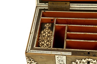 Lot 444 - λ AN ENGRAVED IVORY AND BUFFALO HORN-OVERLAID CARVED SANDALWOOD STATIONARY CASKET