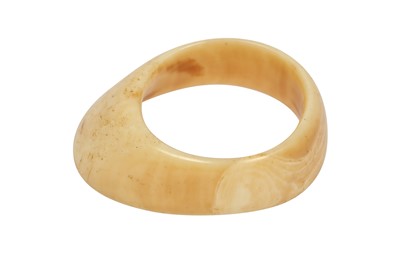 Lot 433 - λ AN OTTOMAN WALRUS IVORY ARCHER'S RING