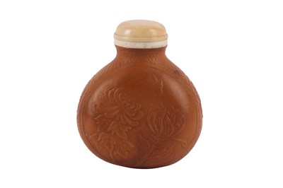 Lot 193 - λ A CHINESE MOULDED GOURD SNUFF BOTTLE.