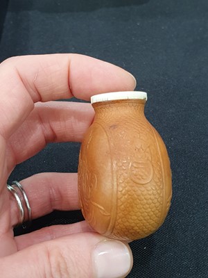 Lot 159 - λ A CHINESE MOULDED GOURD SNUFF BOTTLE.