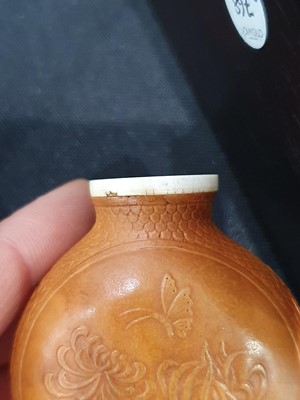 Lot 159 - λ A CHINESE MOULDED GOURD SNUFF BOTTLE.