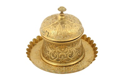 Lot 521 - AN ENGRAVED AND REPOUSSÉ GILT COPPER (TOMBAC) LIDDED JAR AND TRAY