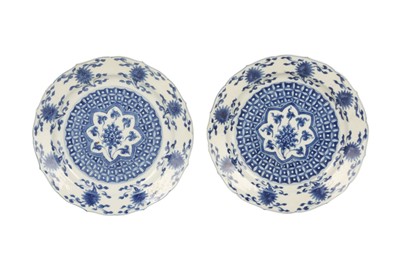 Lot 622 - A PAIR OF CHINESE BLUE AND WHITE DISHES.