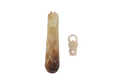 Lot 1048 - A CHINESE 'DRAGON' BELT HOOK TOGETHER WITH A CARVED JADE PENDANT.