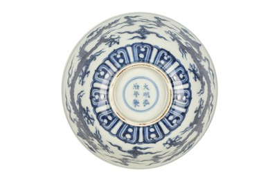 Lot 346 - A CHINESE BLUE AND WHITE 'DRAGON' BOWL.