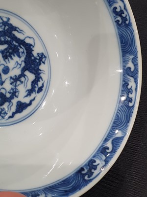 Lot 86 - A CHINESE BLUE AND WHITE 'DRAGON' BOWL.